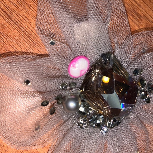 Tarina Tarantino Mesh Gray Flower Clip with Baby Cameo - Picture 6 of 6